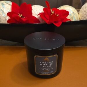 White Barn Mahogany Teakwood Intense Candle - Black and Gold